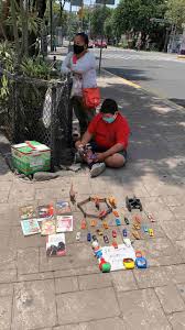 Jugar en la calle era lo mejor después de llegar del colegio y coger la merienda, ahí estábamos, con nuestros amigos, esos que lo os proponemos que vuestros niños y niñas jueguen, se ensucien, se cansen, vuelen, salten, corran, se caigan y se levanten porque serán los más bonitos recuerdos que. Nino Cambia Sus Juguetes Por Comida Y Rompe En Llanto