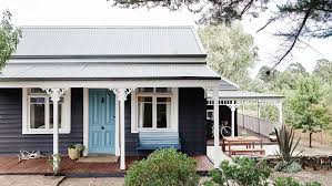 Tour This Cosy Country Cottage In Daylesford Cottage House Exterior Cottage Exterior Cottage Exterior Colors