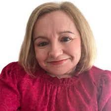 Kelly Pike's Instagram, Twitter & Facebook