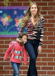 Modern Family Gloria And Princess Lily Modern Family Netflix Filmes E Series Penteados Estilosos