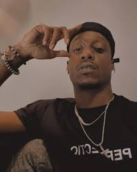 Awwwww thank you to my bro B Tariq Green & my sissy Shaylynñ Âlexandrïa  Green for bringing my twin Jayvon Durant to drop off this fab cake 🎂 and  balloons 🎈 I