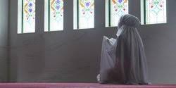 Tawakal berasal dari وكل yang berarti menyerahkan ,mempercayakan dan mewakilkan urusan kita kepada orang lain.dalam kaitan ini penyerahan tersebut adalah kepada allah swt tujuannya untuk mendapatkan kemaslahatan dan menghilangkan kemudharatan. 8 Manfaat Perilaku Tawakal Dalam Islam Melatih Kemandirian Dan Memperkuat Iman Merdeka Com