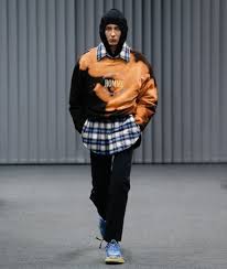 Cette saison, le design a été réinventé et elles sont disponibles dans de nouveaux coloris comme le la collection capsule aston martin by hackett automne hiver 2017 est disponible dans une sélection de magasins hackett, chez aston martin no.8. Balenciaga Autumn Winter 2017 Menswear Show In Paris