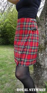 Notez sa forme trapèze et ses boutons devant asymétriques. Authentic Short 50cm Womens Kilt From Scotland