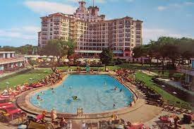 Edgewater Beach Hotel Chicago 39 S Incomparable Quot Country Club Quot Hotel On Lake Michigan Illinois Vintag Chicago Hotels Edgewater Beach Beach Hotels