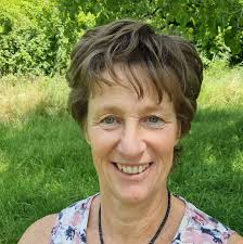 What to wear in Austria in April for an Arizona traveler?