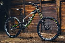 Yt Tues Dirt 100 Die Besten Downhill Bikes Des Jahres Radtouren Downhill Mountainbike Fahrrad Design