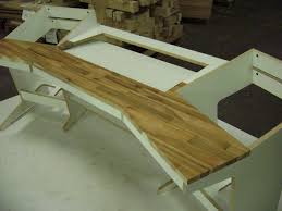 Ein esstisch ist nicht nur einfach ein tisch zum essen, sondern ein ort, an dem sich die familie und die freunde versammeln und die kinder von ihrem tag in der schule erzählen. Studiotisch Bauen Musiker Board