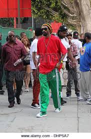 Willkommen beim lakers trainingsanzug test. Snoop Dogg Kommt Am Set Seines Neuesten Musik Videos In Der Innenstadt Von Los Angeles Der Gin Und Saft Sangerin Trug Einen Rastafari Stil Adidas Trainingsanzug Und Hinter Dem Lenkrad Eines Angepassten Jahrgangs Lincoln Emblazened Mit Den