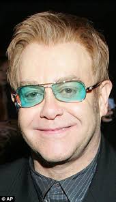 Sir elton john is escorted off stage after losing his voice during his auckland show. Elton John Shops For Glasses In La Even Though He Owns 250 000 Pairs Daily Mail Online