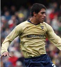 Maidana en el suelo pidiendo falta, mientras tevez está por cabecear. Jonathan Maidana Boca Juniors Wiki Fandom