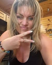 Kelly Riedel's Instagram, Twitter & Facebook