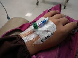 Dan yang menjadikan aku sangat bernafsu adalah karena statusnya yang janda beranak satu.di suatu sore, menjelang malam, ketika baru datang dari kampus untuk konsultasi skripsi, kudapati rumah mbak yati (begitulah panggilan sekretaris desa yang rumahnya kutempati itu) tampaknya sepi. Bila Anak Beranak Masuk Wad Mama Kembar Tiga