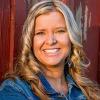 Amanda Midgett's Instagram, Twitter & Facebook