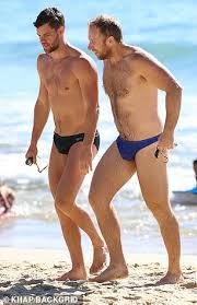 Hamish macdonald (18 mayıs 1981 doğumlu) avustralyalı bir yayın muhabiri ve haber sunucusu. Q A Host Hamish Macdonald Packs Kisses His Boyfriend Jacob Fitzroy At Coogee Beach Daily Mail Online