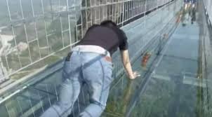 Podul de sticla din china. PerformanÅ£Äƒ Pod Din PlÄƒci De SticlÄƒ Lung De 430 De Metri La 180 De Metri Altitudine