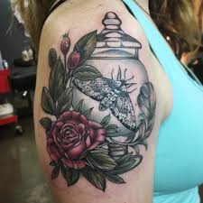 The colours used creates such a cool theme and the chest where the tattoo is worn makes the whole design look quite versatile. Alice Kendall Wonderland Tattoo