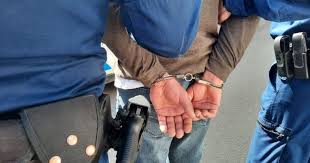 Elrendelte a szegedi járásbíróság nyomozási bírája pénteken annak a férfinak a letartóztatását, aki a gyanú szerint szerdán meggyilkolta két ismerősét. Index Belfold Brutalis Gyilkossag A Szegedi Apartmanban Agyonverte Feleseget A Ferj