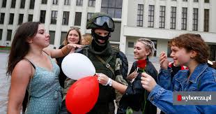 These ladies are beautiful, and nothing can alter that. Protests In Belarus The Omon Soldier Folded His Weapon The Women Threw Themselves On His Neck Aktualizujemy Archyde