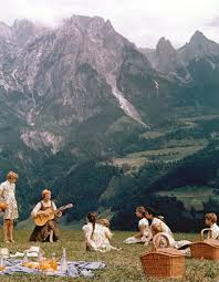 La musica va per le valli in fiore | e canta il mio cuor la parola amor. The Sound Of Music Tutti Insieme Appassionatamente Was One Of The Honored Films Of 1965 Receiving 10 Academy Award No Musical Movies Sound Of Music Movies