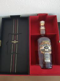 Es un blended suave, sabroso y espléndido que mezcla los mejores whiskies de malta y grano madurados durante un mínimo de 12 años. Chivas Regal 25 Years Old Catawiki