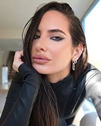 NEW YORK I got something for you 🗽😄 As it's my BIRTHDAY this upcoming  Saturday I am giving away 20 VIP tickets to my show at @avantgardnerbk plus  meet&greet!! 😋🥳 All you