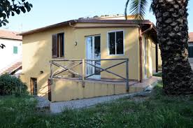Castiglione della pescaia è una cittadina che si trova nella parte settentrionale della maremma, nei territori centrali della regione toscana, si tratta di una delle principali mete turistiche estive, frequentata da turisti italiani ed esteri, che ne apprezzano il mare, le coste ed i panorami. Casa Indipendente In Vendita A Castiglione Della Pescaia Vetulonia Rif Ti 410