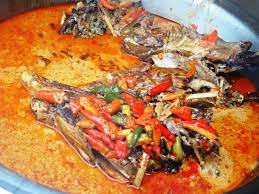 3 biji kepala ikan manyung ukuran besar · 1000 ml santan · 1 papan tempe · sckpnya cabai hijau dan rawit · bumbu halus: Mangut Ndas Manyung Budaya Indonesia