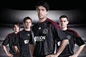 Ajax laat thomas vermaelen niet naar roda jc vertrekken. Luis Suarez Vermaelen Ajax 2008 09