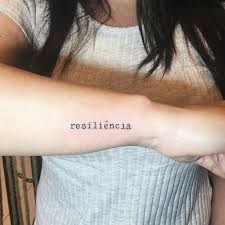 Hola chicos !!que les parece si hacemos un tatuaje de frase resiliencia y de paso aprende nuevos trucos. Tattoo Uploaded By Raissa Pedreira A Capacidade De Se Erguer E Superar Os Problemas Resiliencia 400419 Tattoodo