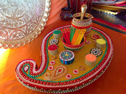 Large Paisley Mehndi Plate See Www Facebook Com Mehnditraysforfun Creative Wedding Decorations Wedding Mandap Mehndi Decor