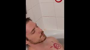 TikToker Jason Drake Se Pone Cachonda En La Bañera y Se Masturba Hasta que  Se Corre - Pornhub.com