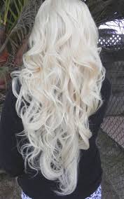 Regarding the shutter speed, it should be said that the longer the residence time of the hair dye, the more homogeneous and lasting the result will be. Thinking Of Dyeing Your Hair White Blonde Let Us Help You Understand The Technique Long White Hair Dyed White Hair Hair Up Styles