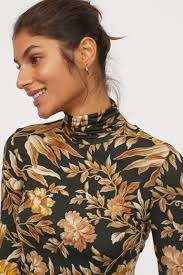 Dik Yakali Modal Ust Koyu Yesil Cicekli Kadin H M Tr In 2020 Turtle Neck Top Online Shopping Clothes Women Turtle Neck