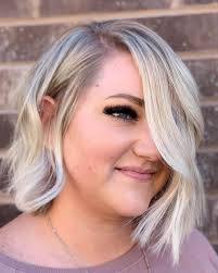 This one is brunette mixed with a few lighter browns and straightened with a minimal side bang. 21 Flattering Short Haircuts For Oval Faces In 2021