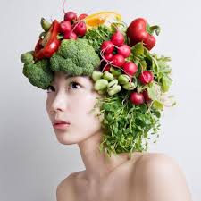 19 11 11 Japanese Artist Takaya Adorns The Heads Of Models With Raw Vegetables And Blossoming Flowers Raw Food Recipes Healthy Hair Vegetables