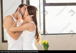 Den nacken eines jungen zu küssen ist ein weiterer toller weg, ihn anzumachen. Junges Paar Kussen Im Bett Lizenzfreies Bild 15473201 Bildagentur Panthermedia