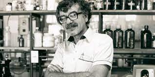 El reconocido biólogo chileno humberto maturana murió a los 92 años. Humberto Maturana Y Los 50 Anos De La Autopoiesis La Teoria Sobre El Origen De La Vida Que Creo Su Fama Sociedad De Biologia De Chile