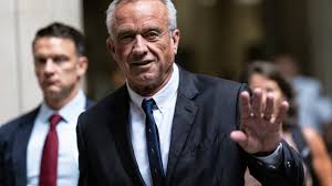 Robert F. Kennedy Jr. cho biết ông sẽ tạm dừng chiến dịch tranh cử tổng thống và ủng hộ Donald Trump | KLAS