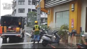 不過，一名正妹外送員深夜接到來自醫院的訂單後，不但阿沙力外送到醫院，甚至還自掏腰包，「all in」全身現金買咖啡請醫護人員喝，讓網友直呼感動到快哭了，也有醫護人員表示感謝，「我們會繼續努力!」 正妹外送員半夜接醫院訂單 霸氣「all in現金」買咖啡送暖. Gb1jms0eystdm