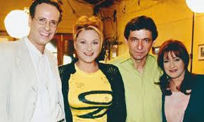 Μια πρωτευουσιάνα αναστατώνει το ήσυχο κολοκοτρωνίτσι. Kafe Ths Xaras 2 Spoiler O Basilhs Xalakatebakhs Afhse Ena Mysthrio Alphafreepress Gr