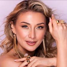 Wir sind legendär! Wir lieben das neue Video von Anna-Carina Woitschack! 🥰  👉 Jetzt das Video auf Youtube in voller Länge anschauen:  https://youtu.be/tsdB2slnBWo