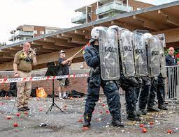 Lørdag fra klokken 13.00 til 15.00 skal den islamfiendtlige organisasjonen sian demonstrere i sandvika i bærum. Amper Stemning Under Sian Demonstrasjon Kastet Tomater Egg Kasseroller Og Flasker Vg