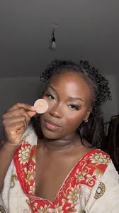 Die Stürmerin Louise Trapp spielt beim FC Viktoria 1889 Berlin und erzählt  euch von ihren größten Erfolgen, ihrer Vorstellung von Beauty und zeigt  euch ihr Must-have Beauty-Produkt. Zum Schluss hat Louise noch