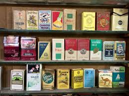 'starprobe' mendapati rokok yang menggunakan jenama malaysia, john, dibawa masuk melalui singapura dan dijual di bawah paras harga minimum yang ditetapkan iaitu rm7. Jenama Rokok Lama Di Malaysia Balebaleblogs