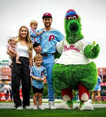 After the Phillies swept Seattle, Trea Turner and the Phillies players  enjoyed family time on the field at CBP with their kids!