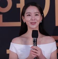 Shim cheong discovers a rival for joon jae's heart in cha shi ah (shin hye sun), a researcher at kaist who deals with ancient artifacts. Shin Hye Sun Wikipedia
