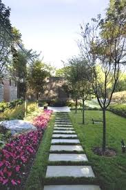 L'allée de jardin offre un espace sûr pour une circulation piétonne ou carrossable. Allee De Jardin Pour Un Amenagement Exterieur Original Et Deco