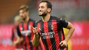 Serie a ekiplerinden milan'da ve türkiye millî takımında oynamaktadır. Hakan Calhanoglu Italya Da Mansetlerde Milan Turk Oyuncusuna Tesekkur Etmeli Spor Haberi