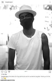 Born 31 may 2001) is a tennis player from poland. Chris Rock 55 Zeigt Sich Erstes Tattoo Von Beruhmten Bang Bang In New York Als Er Und Die Tochter Mit Tattoos Aktuelle Boulevard Nachrichten Und Fotogalerien Zu Stars Sternchen